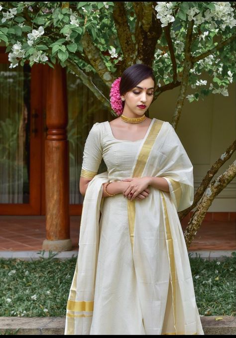 Kerala Saree Dress Ideas, Dhavani Set New Model Kerala, Set Saree Kerala Onam Style, Vishu Outfit Ideas, Kerala Kurti Designs, Onam Kurta, Modern Onam Outfits, Onam Skirt And Top Designs, Kasavu Half Saree