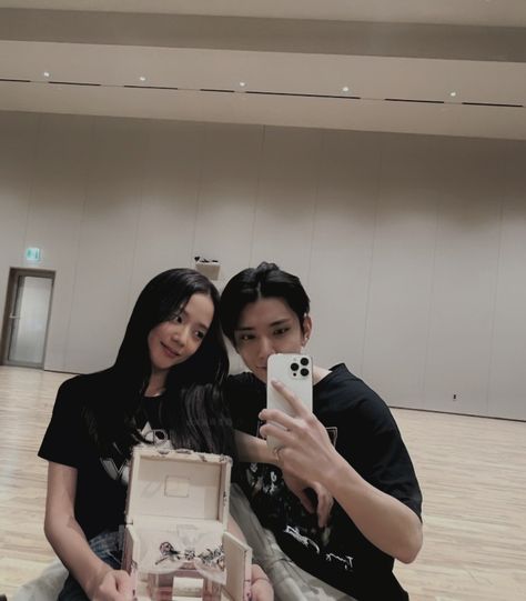 Joshua And Jisoo Blackpink, Joshua Seventeen, Couple Photoshoot Poses, Keep Running, Fifth Harmony, Photoshoot Poses, Couples Photoshoot, Blackpink Jisoo, Foto Bts