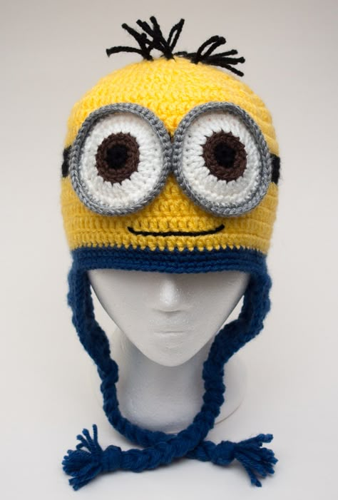 Crochet Minion Hat from whatsknottolove.ca #crochetminionhat #minionhat #crochethat #minion Minion Hat Crochet, Disney Crochet Outfits, Crochet Minion Hat, Crochet Beanie Ideas, Minion Beanie, Minion Crochet Hat, Minion Crochet Patterns, Beanie Ideas, Crochet Minion