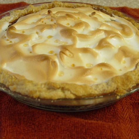 Miss Doris Lee's Caramel Pie Caramel Pie Recipe, Grandma's Chocolate Pie, Coconut Smoothie Recipe, Caramel Pie, Easy Chocolate Chip Cookies, Healthy Recipes Easy Snacks, Easy Smoothie Recipes, Baking Blog, Meringue Pie