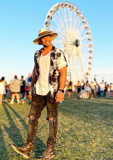 Coachella Outfits For Men, Stagecoach Outfits Men’s, Edc Outfits Ideas Men, Guys Stagecoach Outfits, Coachella Guys Outfits, Edm Music Festival Outfits, Cochella Outfits 2022 Men, Guy Coachella Outfits, Men’s Outdoor Country Concert Outfit