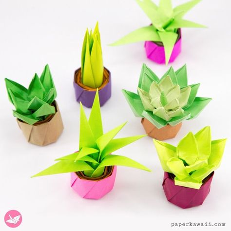 These cute mini origami succulents are adorable and are a perfect paper decoration. Origami Plants, Origami Kutu, Diy Origami Home, Origami Stella, Diy Origami Home Decor, Mini Origami, Origami Home Decor, Origami Lotus Flower, Paper Succulents