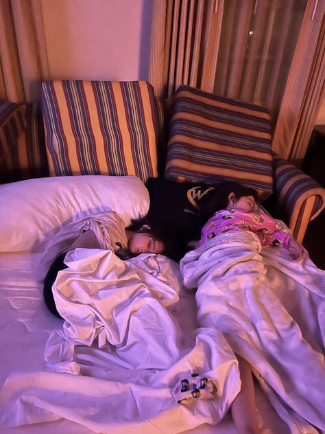 Siblings Sleeping Together, 90s Ootd, Baby Hamster, Bff Poses, Fotos Goals, Sibling Relationships, Cute Husky, Adventure Aesthetic, Girlfriend Goals