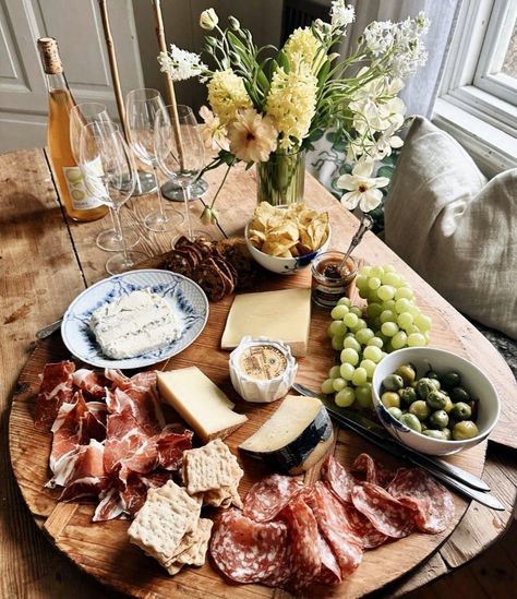 Dinner Party Summer, Charcuterie And Cheese Board, Charcuterie Recipes, Cheese Platters, Party Food Appetizers, Summer Dinner, Wine And Dine, Food Platters, Pretty Food