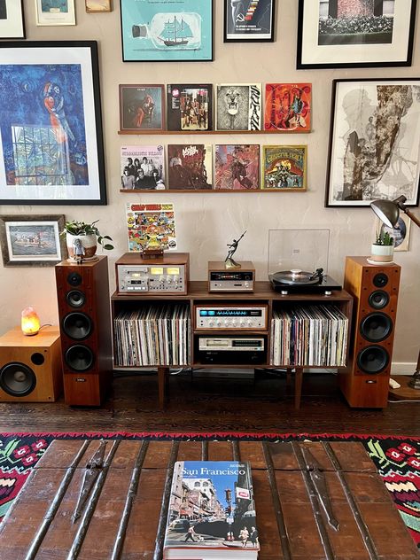 Vinyl Record Room, Home Music Rooms, Music Corner, Vinyl Room, Record Room, Mid Century Modern Bedroom, Audio Room, Apartment Decor Inspiration, Apartment Inspiration