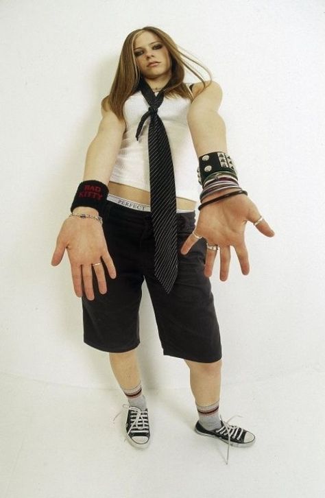 2000s Avril Lavigne, Emo Halloween Costumes, Emo Costume, Avril Lavigne 2004, Avril Lavigne Outfits, Emo Party, Cl Instagram, Avril Lavingne, Avril Lavigne Photos