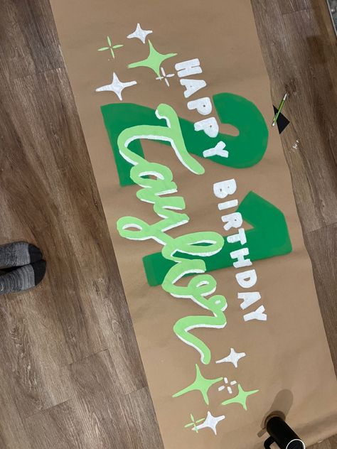 Happy Birthday Sign Diy, Birthday Posters Ideas, Diy Birthday Poster, 21st Birthday Ideas Simple, College Bday Party, Happy Birthday Poster Ideas, Bday Poster Ideas, Banner Painting Ideas, Brown Paper Sign Party Ideas