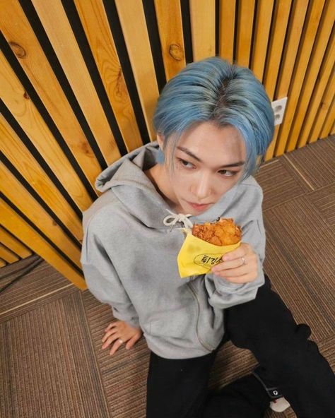 #felix #leefelix #straykids #skzicon #marioyunis #tanrica Felix Pp, Felix Photo, Pop Photos, Light Music, Homeless Children, Felix Stray Kids, Blue Sweater, Crazy Kids, Instagram Update