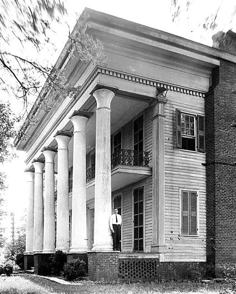 17 gorgeous Alabama mansions lost to history - al.com Old Southern Homes, Abandoned Plantations, New Orleans Architecture, Greek Revival Home, Southern Mansions, Southern Architecture, Southern Plantations, Antebellum Homes, Photo Mount