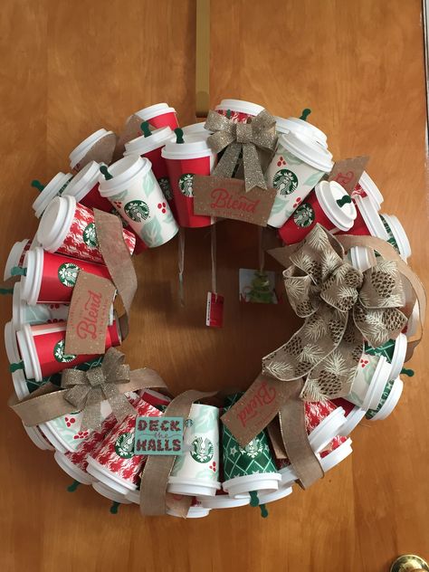 Starbucks Coffee Wreath Coffee Wreath Ideas, Starbucks Wreath, Coffee Wreath, Xmas Bedroom, Starbucks Crafts, Classroom Door Decorating, Coffee Cups Diy, Easy Holidays Crafts, Coffee Christmas