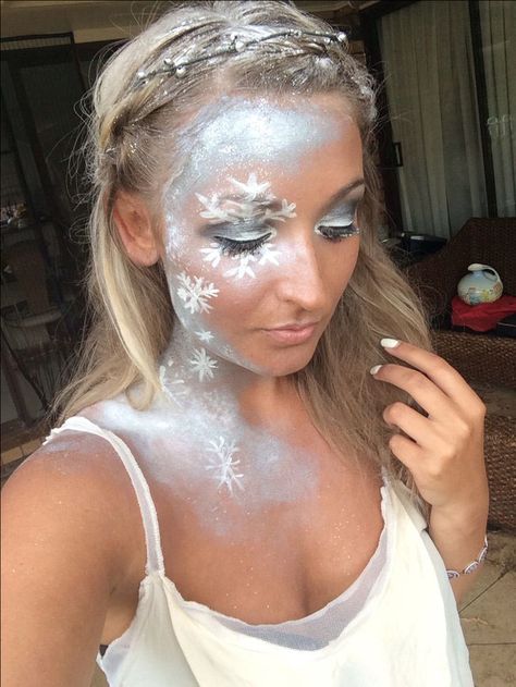 Ideas & Accessories for your DIY Snowflake Halloween SantaCon Christmas Costume Idea Snowflake Costume, Snowflake Makeup, Halloween Makeup Diy Easy, Carnaval Diy, Karneval Diy, Make Up Diy, Meme Costume, Halloween Makeup Diy, Brunette Balayage