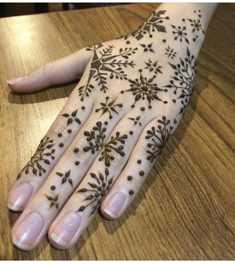 Mehndi Look, Arm Henna, Snowflake Tattoo, Winter Tattoo, Snow Flake Tattoo, Pretty Henna, Henna Inspired Tattoos, Traditional Henna, Henna Tattoo Hand