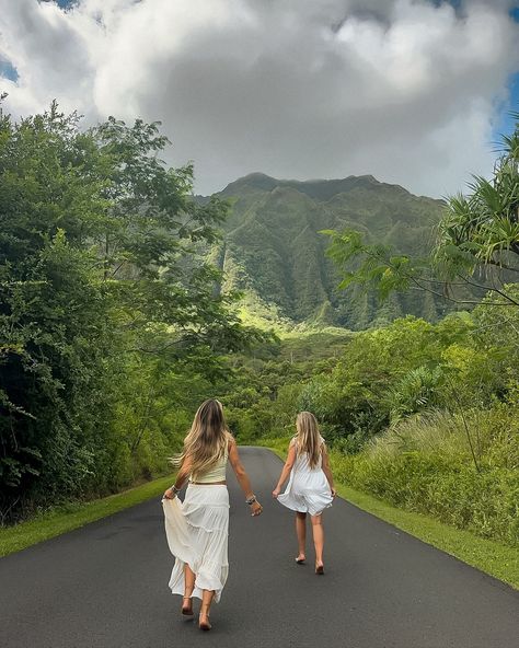 wishing I could just frolic & play in Oahu with @janebradlee everyday 🫶 #oahu#hawaii#hawaiitravel#digitalnomad#digitalnomadlifestyle#pinterestgirl#islandgirl#postgradlifestyle#postgraddiaries#lifestylecreator#travelcreator#hawaiiinspo#hawaiioutfits#travelinspo Oahu Photo Ideas, Hawaii Mood Board, Honolulu Hawaii Aesthetic, Oahu Aesthetic, Oahu Hawaii Aesthetic, Hawaii Picture Ideas, Hawaii Vision Board, Hawaiian Roller Coaster Ride, Hawaii Fits