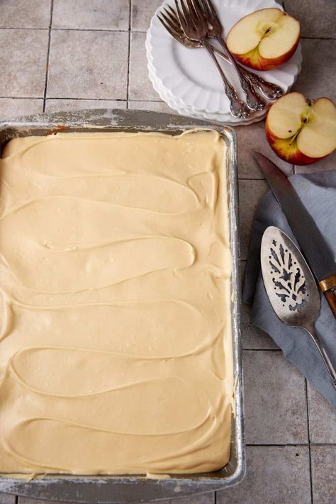 Moist Apple Sheet Cake Recipe with Caramel Frosting - Easy Southern Desserts Homemade Caramel Frosting, Apple Sheet Cake Recipe, Fresh Apple Cake Recipe, Apple Sheet Cake, Recipe With Caramel, Caramel Apple Cake Recipe, Sheet Cake Recipe, Fresh Apple Cake, Caramel Apple Cake