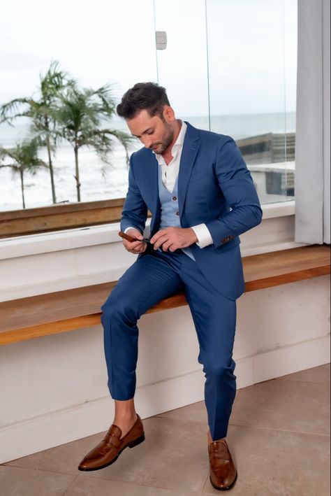 Casamento na praia terno azul sapato marrom blue suit beach wedding Beach Wedding Blue Suit, Wedding Blue Suit, Blue Suit Brown Shoes, Blue Colour Suit, Navy Blue Suit Men, Groom Blue Suit, Beach Wedding Suits, Blue Beach Wedding, Suit Brown