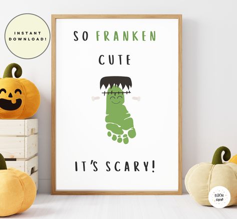 The cutest Halloween footprint craft for the newest addition to your family! Those little feet won't stay little forever, so it's fun to capture them before they grow bigger! Fall Footprint Art, Footprint Art Baby, Nicu Crafts, Newborn Footprints, Footprint Craft, My First Halloween, Halloween Kunst, Baby Art Projects, Baby First Halloween