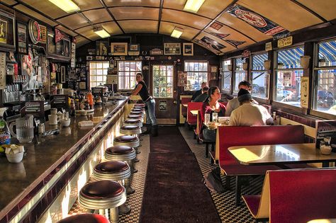 Miss Worcester Diner | 21 American Diners You Should Eat At Before You Die American Diner Kitchen, American Diners, Diner Aesthetic, Dinner Aesthetic, Diner Restaurant, 50s Diner, Diner Decor, Vintage Diner, American Diner