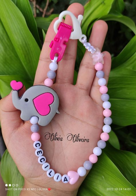 Porta Chupetes Ideas, Body Infantil, Bead Charms Diy, Pacifier Clip, Live Lokai Bracelet, Bead Charms, Tiara, Beading, Pom Pom