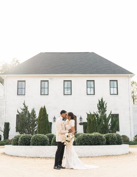 Top 12 Raleigh Wedding Venues - North Carolina Weddings Black Docs, Raleigh Skyline, Taylor Wedding, Wedding Venues North Carolina, Southern Garden, Raleigh Wedding, Garden Wedding Inspiration, Raleigh North Carolina, Unique Wedding Venues