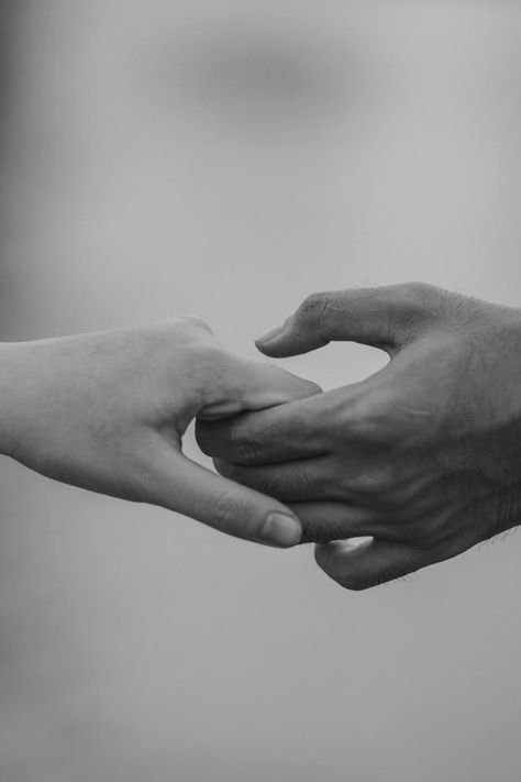 Mains Couple, Holding Hands Drawing, Lovers Hands, Istoria Artei, Couple Sketch, Couple Holding Hands, Couple Hands, Hand Photography, Hand Photo