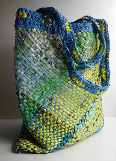 woven plastic bags Plastik Recycling, Plastic Bag Crafts, Plastic Bag Crochet, Upcycle Plastic, Recycled Plastic Bags, Plastic Grocery Bags, Recycled Fashion, Weaving Projects, Bag Crochet