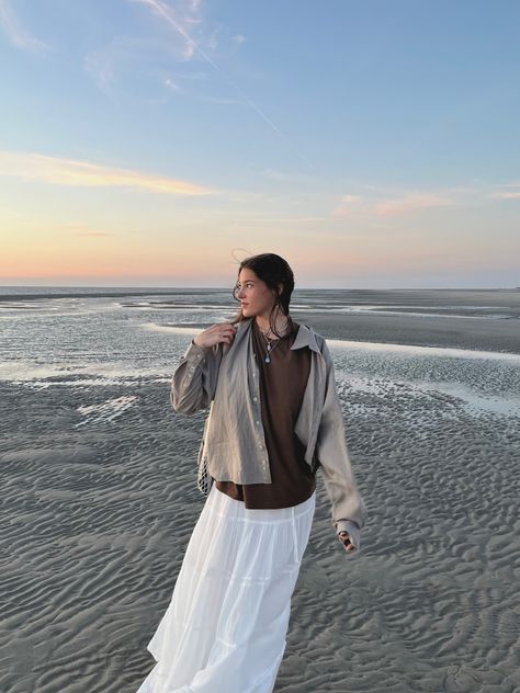 Windy Beach Outfit, Ocean Core Outfits, Rainy Beach Day Outfit, Beach Core Outfits, Coastal Winter, Thrift Manifestation, Long Skirt Outfit, Cute Vibe, Sunrise Pictures