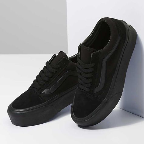 Old Skool Stackform Old Skool Stackform, Black Vans Shoes, All Black Vans, Black School Shoes, Vans Vintage, Black Shoes Sneakers, Black Canvas Shoes, Old Skool Platform, Platform Vans