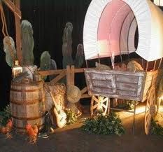 western theme - use an old barrel and other props Western Vbs, Country Western Parties, Indian Birthday Parties, Cowboy Halloween, Pioneer Days, Vbs Decorations, Fair Theme, Cowboy Theme Party, 61 Birthday