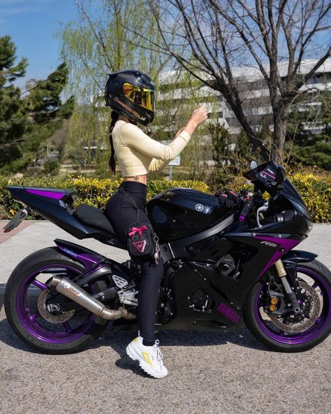 Moto Rose, Purple Motorcycle, Xe Ducati, Tmax Yamaha, Pink Motorcycle, Motocross Love, Image Moto, Biker Photoshoot, Custom Sport Bikes