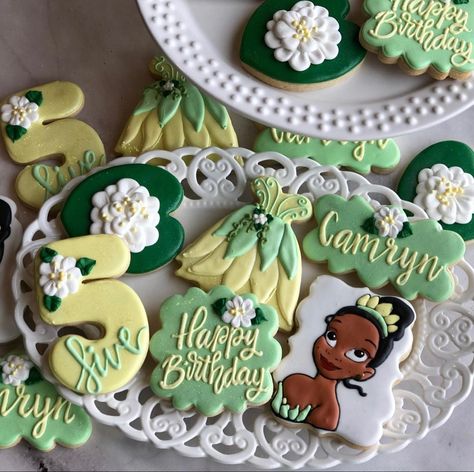 Princess and the frog cookies Princess In The Frog Party, Tianas Birthday Party Ideas, Princess Tiana Tea Party, Tiana Birthday Party Food, The Princess And The Frog Theme Party, Tiana Princess And The Frog Party, Princess And The Frog Quinceanera Theme Cake, Tiana Birthday Cake, Tiana Cookies Decorated