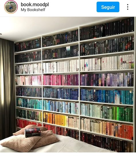 House Design Library, Clean Bookshelf Aesthetic, Booktok Aesthetic Bedroom, Home Libraries Aesthetic, Bookshelves Inspo Aesthetic, Bedroom Library Aesthetic, Apartment Bookshelf Ideas, Bookworm Aesthetic Bedroom, Dream Office Home