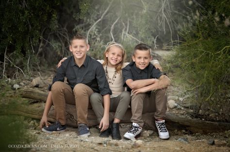 Three children 8-12 years old in a sibling portrait taken at South Mountain near Scottsdale 3 Siblings Photography Poses Older, Family Session Poses, Sibling Photography Poses, Sibling Photo Shoots, Pose For A Photo, Sibling Pictures, Child Portraits, Sibling Poses, Sibling Photography