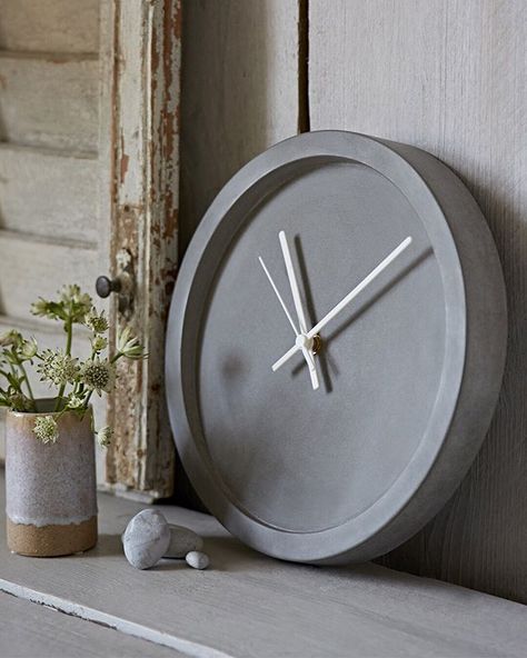 Cement Clock, Diptyque Candles Decor, Concrete Objects, Concrete Clock, Bathroom Candles Decor, Nordic Interiors, Wall Carvings, Nordic House, Christmas House Lights