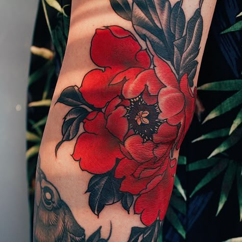 WEBSTA @yuuztattooer Detail. Red peony on elbow. Done at @the_ravens_ink Linear Tattoos, Peony Flower Tattoo, Red Peony Flower, Red Flower Tattoos, Dahlia Tattoo, Peony Flower Tattoos, Boys With Tattoos, Peony Tattoo, Z Tattoo