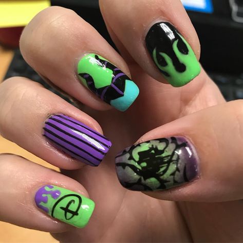 Disney Villains Nails, Descendants Nails, Disney Villain Nails, Maleficent Nails, Disney Halloween Nails, Nail Art Disney, Nail Stuff, Nail Style, Disney Nails