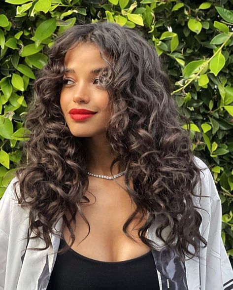 Wavy Hair Color Ideas Brunettes, Long Haircuts Curly Hair, Butterfly Haircut Long Hair Curly, Butterfly Haircut In Curly Hair, Long Fringe Haircut Choppy Layers, 2b Haircuts Long, Long Curly Butterfly Haircut, Brown Curly Hair With Curtain Bangs, Curly Mexican Hair