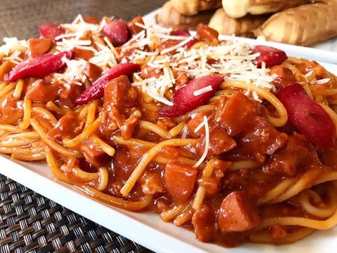 Filipino Style Spaghetti Philippine Spaghetti, Filipino Pasta Recipe, Spaghetti Filipino Style, Spaghetti With White Sauce, Dessert Spaghetti, Spaghetti Filipino, Pinoy Spaghetti, Hot Dog Spaghetti, Filipino Style Spaghetti