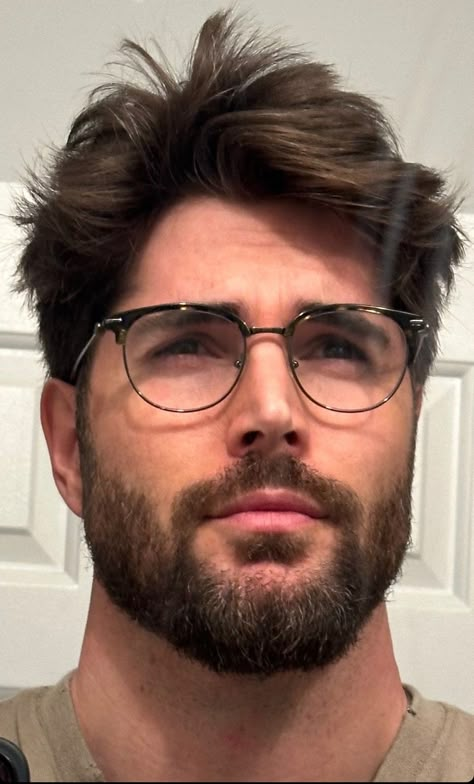 Type Of Man I Want, Men With Glasses, Beard Ideas, Face Pic, Mens Haircuts Short Hair, Medium Hairstyle, Nick Bateman, Glasses Inspiration, Haircuts Short Hair