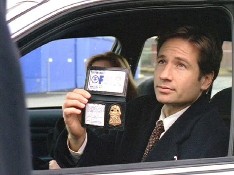 I'm Special Agent Fox Mulder David And Gillian, Mulder Scully, Sci Fi Shows, Fox Mulder, David Duchovny, Special Agent, Fandom Memes, Gillian Anderson, 2 Movie