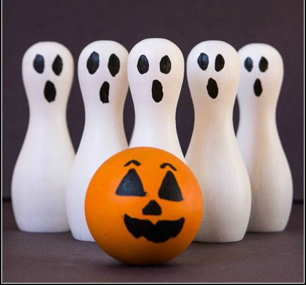 DIY Ghost Bowling Set | Add this one to your Halloween party ideas list. A fun wooden craft that's simple to make! Ghost Bowling, Halloween Stations, Halloween Bats Crafts, Kids Fathers Day Crafts, Diy Ghost, Perfect Halloween Party, Fun Halloween Games, Halloween Class Party, Ghost Diy