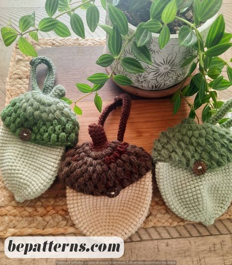 Easy and Cozy Crochet Bag Patterns | Free Designs | Aesthetic Tutorials Crochet Foraging Bag, Crochet Leaf Bag, Crochet Pouch Ideas, Crochet Bag Patterns Free, Crochet Fairycore, Crochet Cosplay, Drawstring Bag Crochet, Crochet Cottagecore, Designs Aesthetic