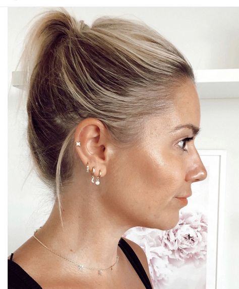 Jennifer Aniston Ear Piercing, Tamara Kalinic Ear Piercing, Gwyneth Paltrow Ear Piercings, Triple Earlobe Piercing, Mid Helix Piercing Ideas, Mid Cartilage Piercing, Mid Helix Piercing, Celebrity Ear Piercings, Piercing Placement