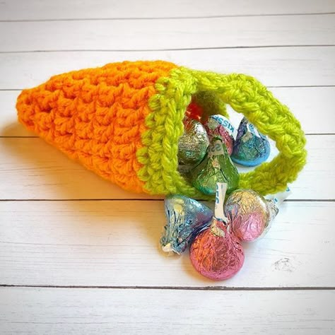 Crochet Mini Carrot Treat Bags...I love how cute these are! 🥕🥕🥕Click over to my blog for the free pattern. {link in profile} #creatingme #crochet #easter #carrot #crochetcarrot #treatbags Crochet Carrot, Carrot Pattern, Crochet Easter Basket, Mini Carrots, Crochet Spring, Crochet Easter, Crochet Shell Stitch, Easter Crochet Patterns, Crochet Fun