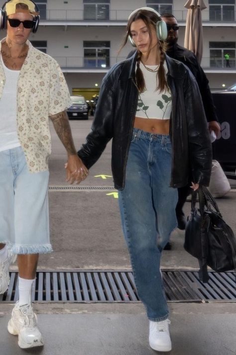 Headphone Outfit, Headphones For Iphone, Hailey Bieber Outfits, Hailey Baldwin Style, Airpods Max, Looks Street Style, Dolby Atmos, Hailey Baldwin, Apple Airpods