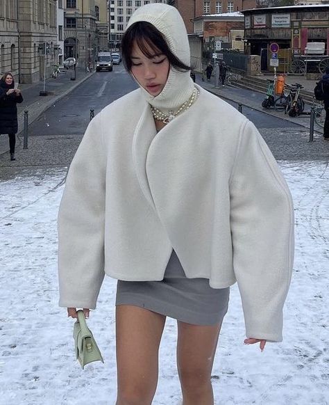 ⌘ on X: "Me this winter when it’s freezing outside but I still need to pull through with the fit https://t.co/bnF8wrXXY1" / X Oufits Casual, Pull Through, Summer Evening, Looks Style, Fashion Killa, Group Chat, Brandy Melville, Editorial Fashion, Runway Fashion