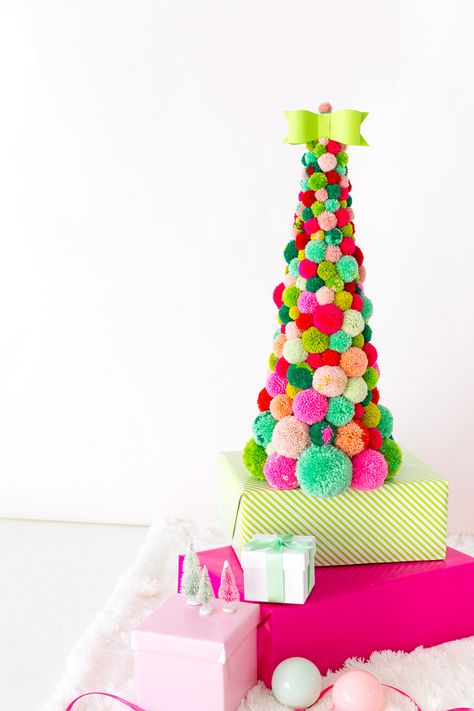 » DIY Pom Pom Christmas Tree 1950s Bedroom, Pompon Diy, Pom Pom Tree, Christmas Pom Pom, Pom Crafts, Stunning Flowers, Cone Trees, Diy Pom Pom, Alternative Christmas