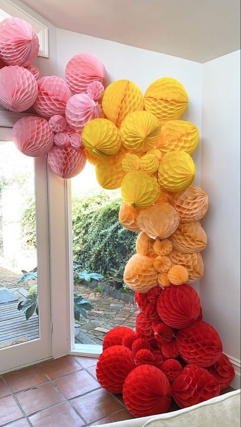 Honeycomb Garland, Deco Ballon, Honeycomb Decorations, Flower Ball, Paper Garland, Custom Paper, Diy Party Decorations, Grad Parties, Balloon Garland