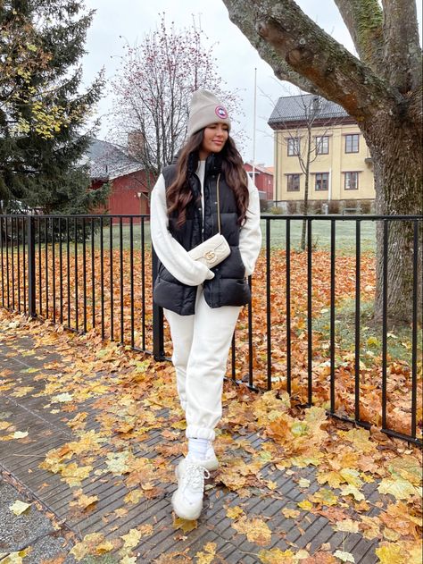 Canada Goose Vest Outfit, Canada Goose Vest, Sneakers Gucci, Canada Goose Women, Womens Outfit, Gucci Balenciaga, Work Fits, Sweat Suit, Balenciaga Sneakers