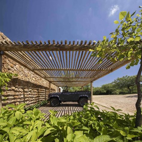 פרגולה לחניית רכבים ממוטות עגולים Outdoor Car Parking Design Home, Brazilian Home, Pole House, Timber Pergola, Wood Pergola, Wooden Poles, Casa Exterior, Concept Car Design, Shade Structure