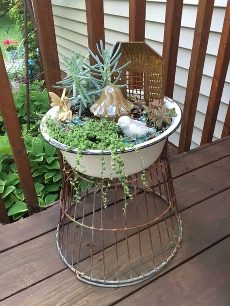 Garden Gate Landscaping, Back Porches Decorating, Vintage Wire Baskets Decor, Enamel Basin Ideas, Metal Spring Art, Vintage Egg Basket Decor Ideas, Decorating With Old Flour Sifters, Repurposed Flower Planters, Decorating With Antique Glassware